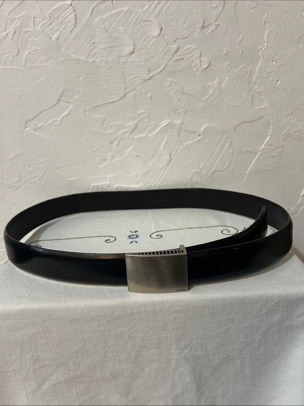 DKNY Men's Black Leather Belt with Silver Buckle
Size 34